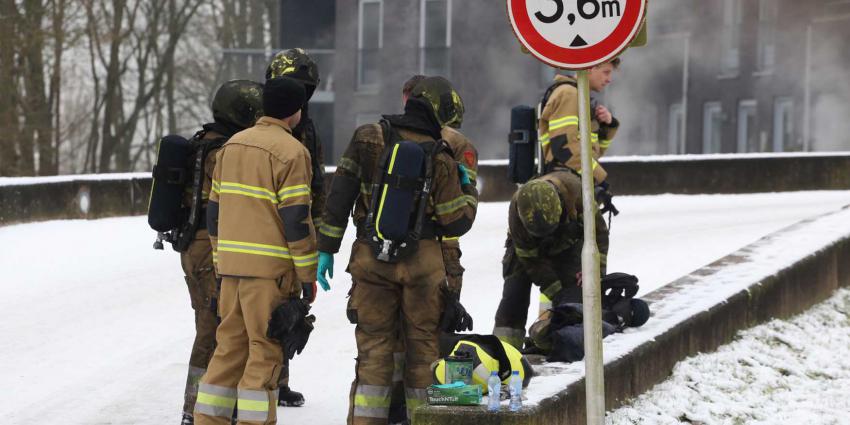 brandweermannen-rook-roet-sneeuw