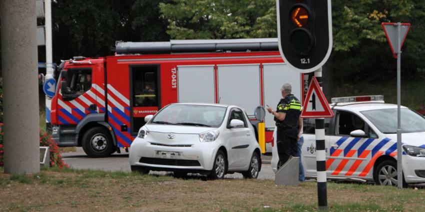 Auto botst tegen brandweerwagen met spoed