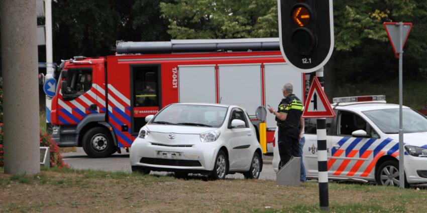 Auto botst tegen brandweerwagen met spoed