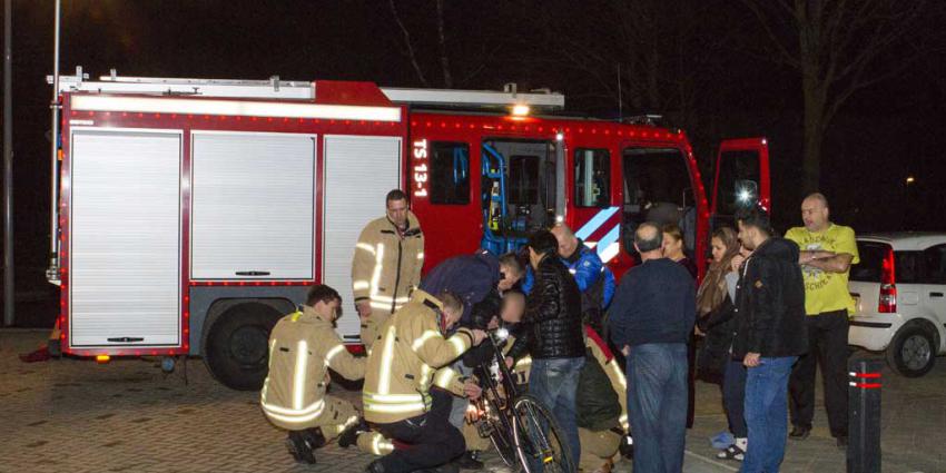 Kind met voet klem tussen fietsspaken