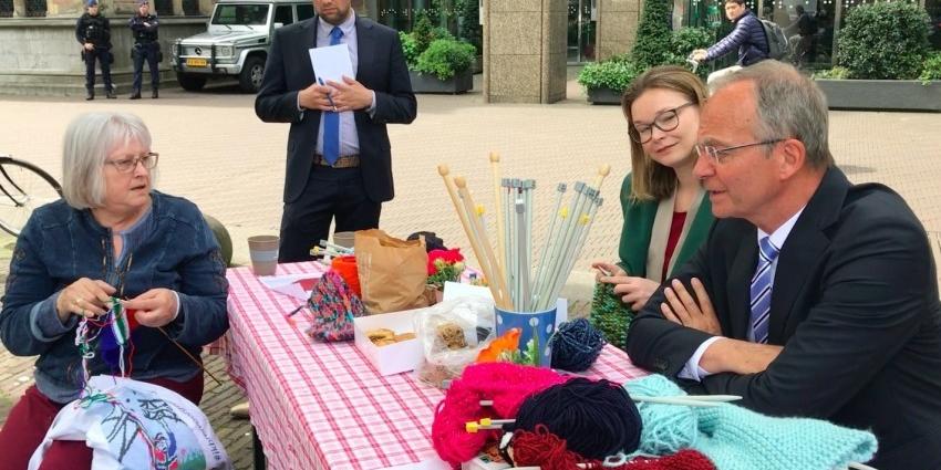 Burgemeester Slochteren breit met kunstenares Agnes Bakker voor einde aan gaswinning