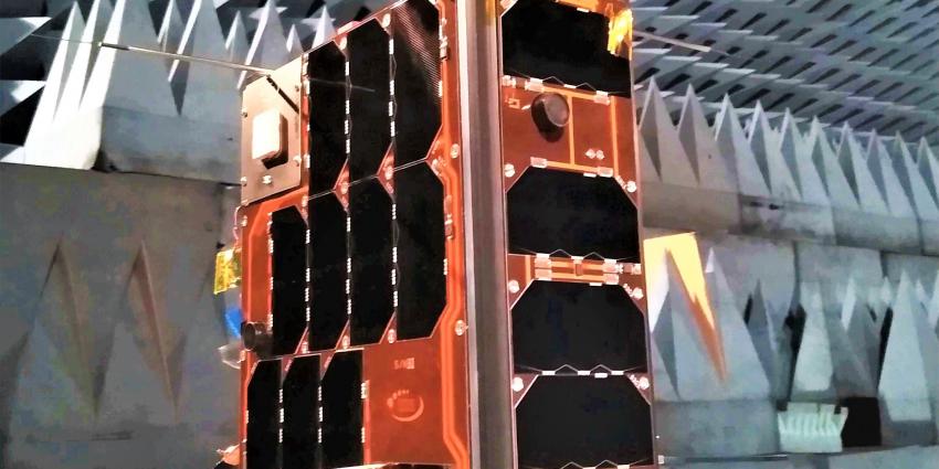 De nanosatelliet van de Koninklijke Luchtmacht, de BRIK II.  