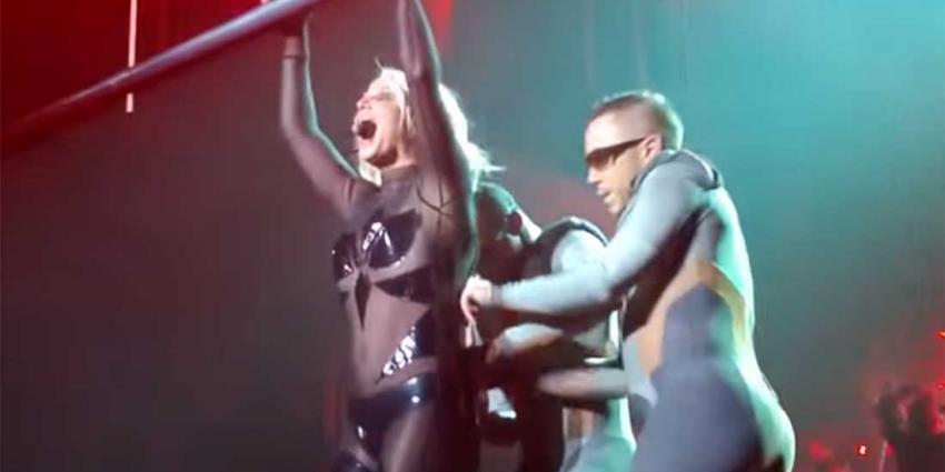 Britney Spears scheurt op podium in Vegas uit haar sexy pakje 