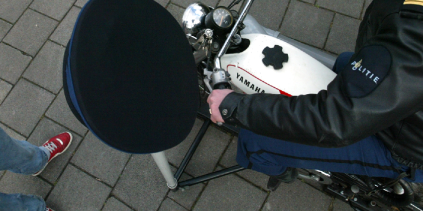 Bromfietser scheurt met 104 km/u over fietspad