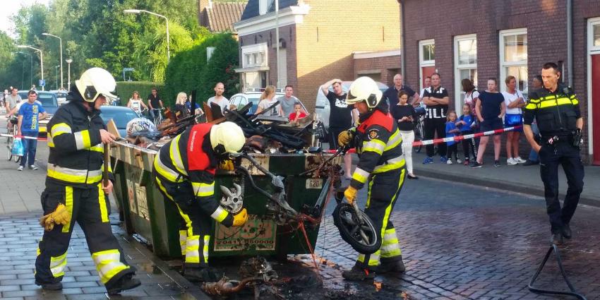 Brand in bromfiets slaat over op afvalcontainer in centrum Boxtel