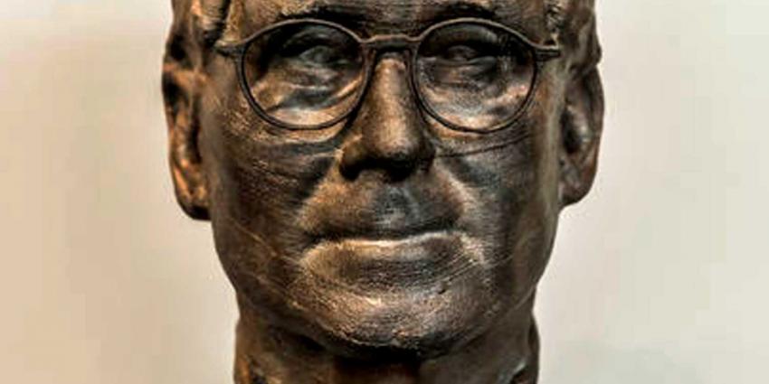 Bronzen hoofd van Nobelprijswinnaar Feringa toegevoegd aan eregalerij