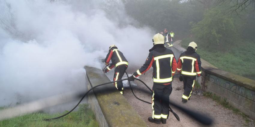 In Hoogeveen heeft dinsdagochtend een brug in brand gestaan. 