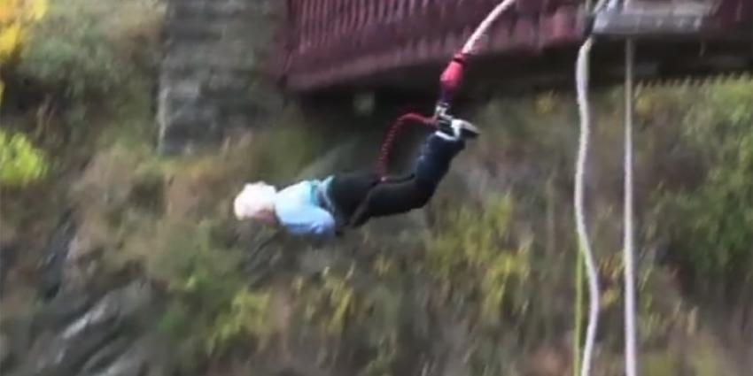 Overgrootoma (91) maakt Bungy Jump 