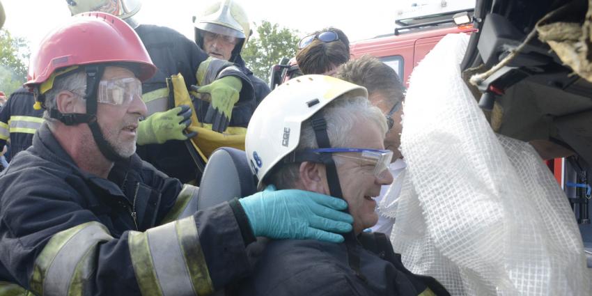 Brandweer bevrijdt Utrechtse burgemeester uit autowrak 