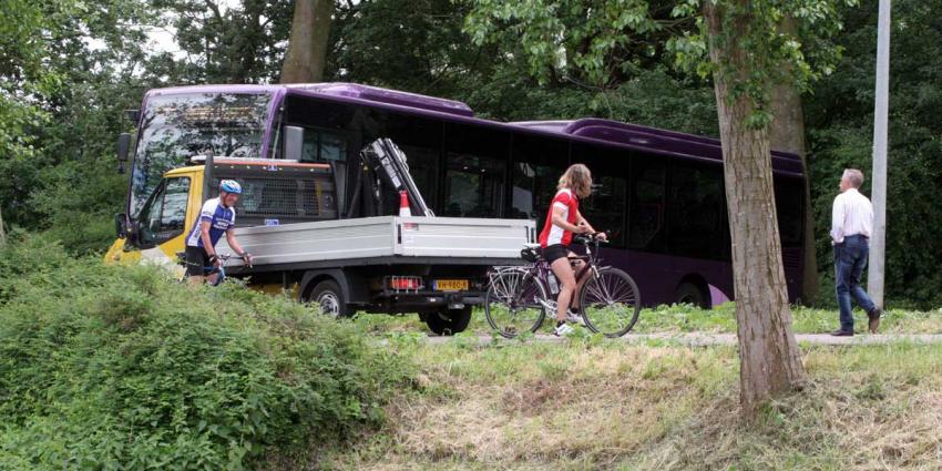 Vrouw op scootmobiel te water, kerende bus komt vast te zitten