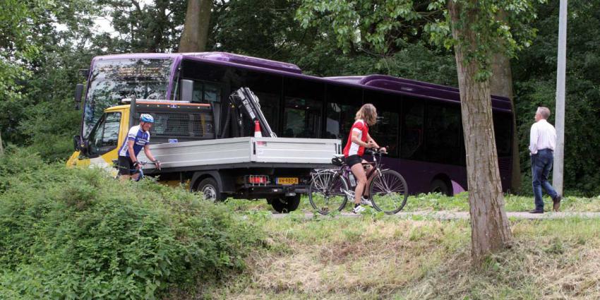 Vrouw op scootmobiel te water, kerende bus komt vast te zitten