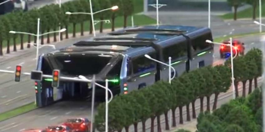 China ontwikkelt futuristische bus die over files heen kan rijden