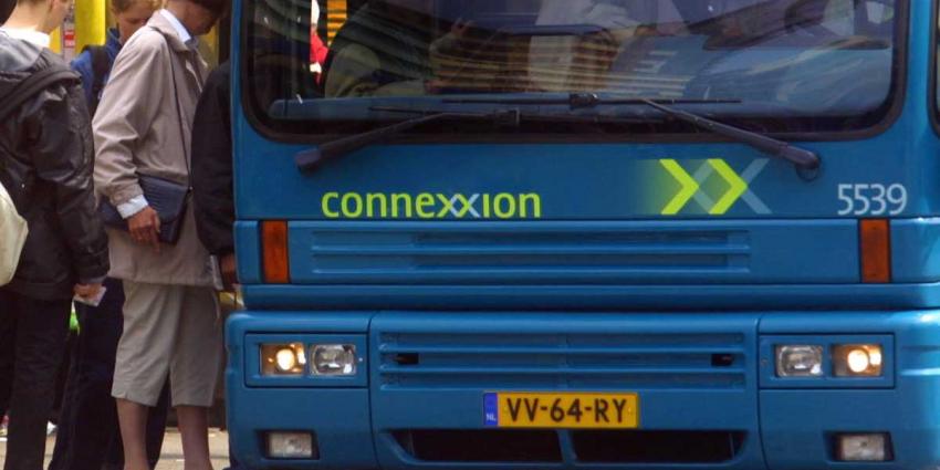 'Getint gezin moet plaatsmaken in bus voor Nederlandse mensen'