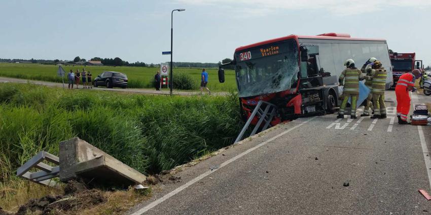 Meerdere gewonden bij ernstige aanrijding streekbus en bestelbusje 