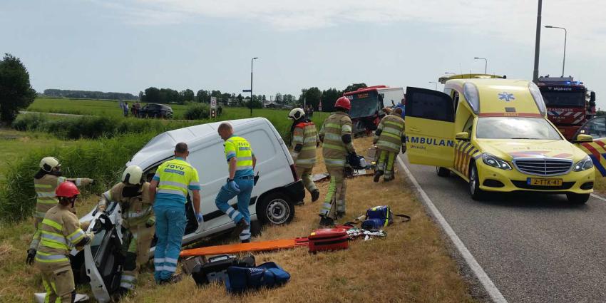 Meerdere gewonden bij ernstige aanrijding streekbus en bestelbusje 