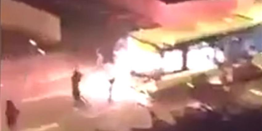 Gemaskerde mannen steken bus met passagiers in brand in Parijs