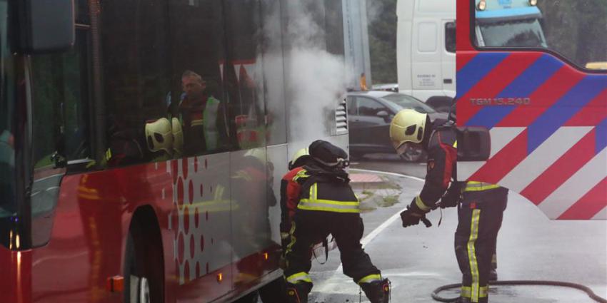 Passagiers op de vlucht voor brand in bus