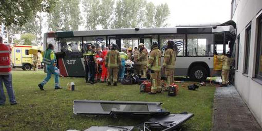 Twaalf gewonden bij ongeval met lijnbus in Rotterdam