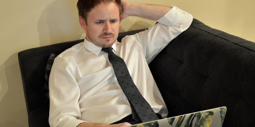 Geconcentreerd achter laptop