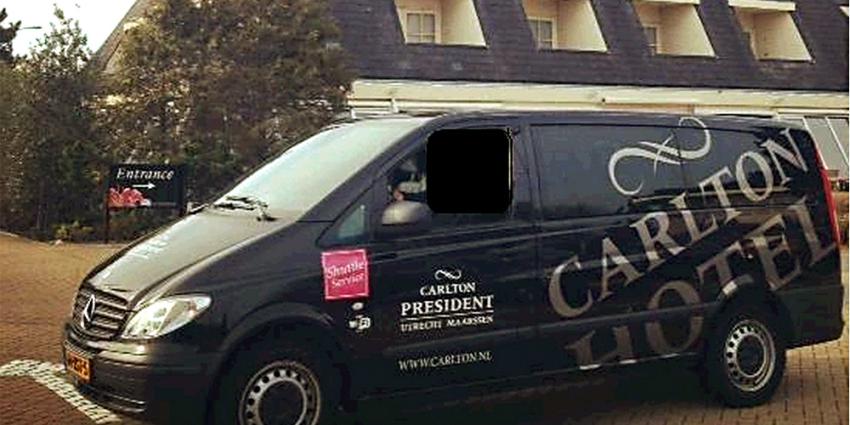 Foto van de bedrijfsbus van het Carlton Hotel | Politie