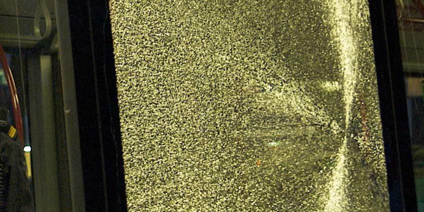 Jongeren gooien ruit bus in, passagiers komen met de schrik vrij