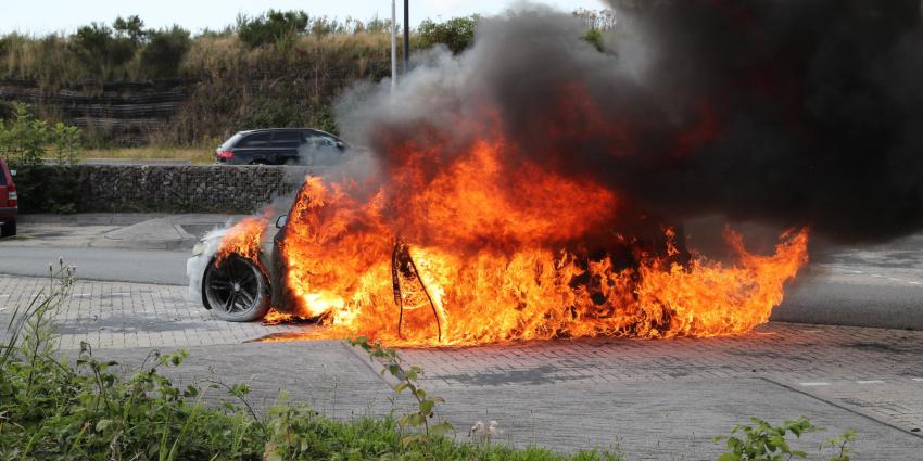 Auto volledig in brand