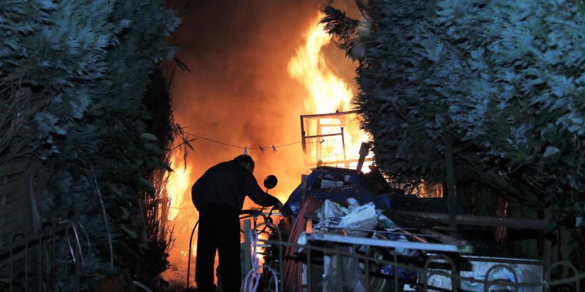 bewoner probeert zelf brand te blussen