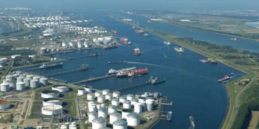 Overslag van olie doet Rotterdamse haven groeien