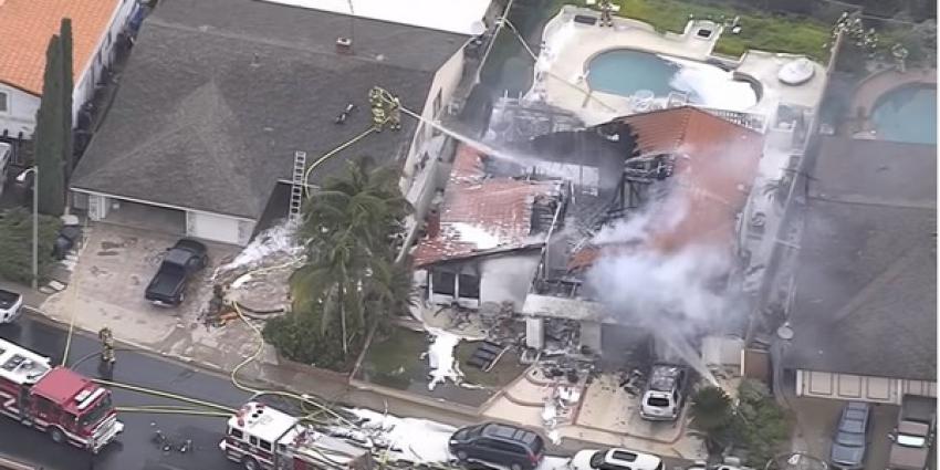 Vliegtuigje crasht op woonwijk in Californië: 5 doden 