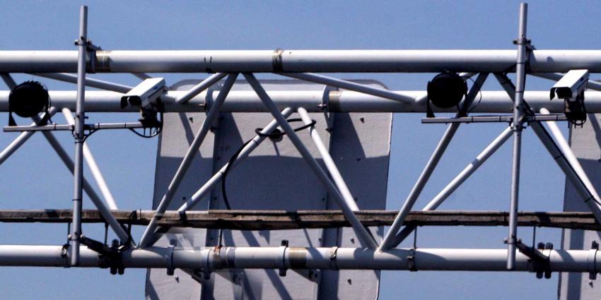 Politie ontwikkelt nieuwe flitscamera die bellen en appen vastlegd