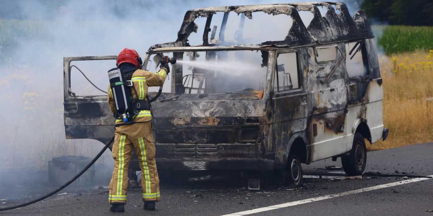 Slecht begin van vakantie, camper volledig afgebrand op vluchtstrook