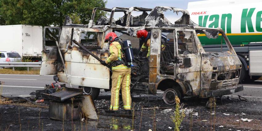 Slecht begin van vakantie, camper volledig afgebrand op vluchtstrook