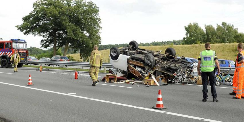 Inzittenden camper bekneld na ongeval A12 door klapband