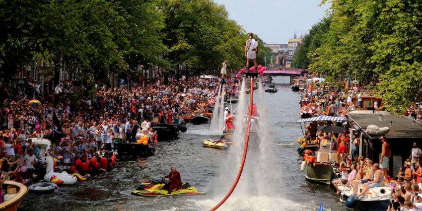 Drukte in Amsterdam voor kleurrijke Canal Parade