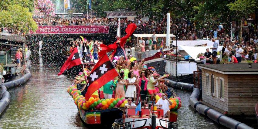 Drukte in Amsterdam voor kleurrijke Canal Parade