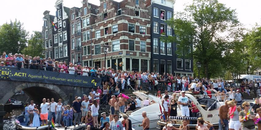Druk in Amsterdam voor Canal Parade