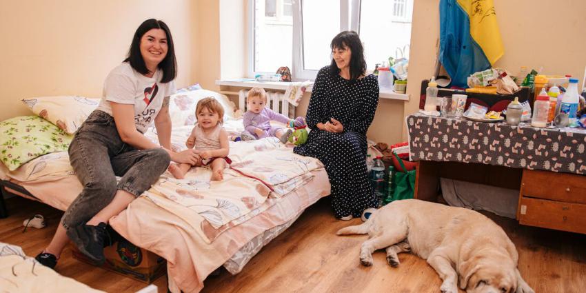  Humanitaire hulpverlener Victoria Fiohnostava, 32 jaar, samen met grootmoeder Nina, 74 jaar, Stefaniina, 1 jaar en Serafym, 11 jaar maanden, en hun hond Mischa in een noodopvangcentrum in Lviv, Oekraïne. 