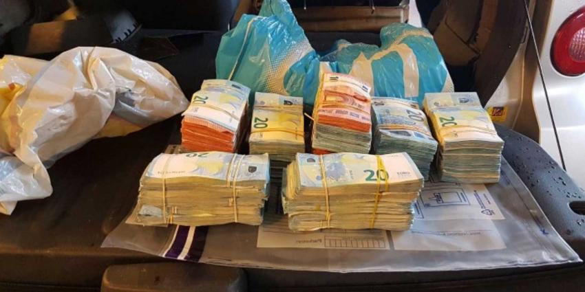 Politie vindt ruim 800.000 euro cash in woning IJburg