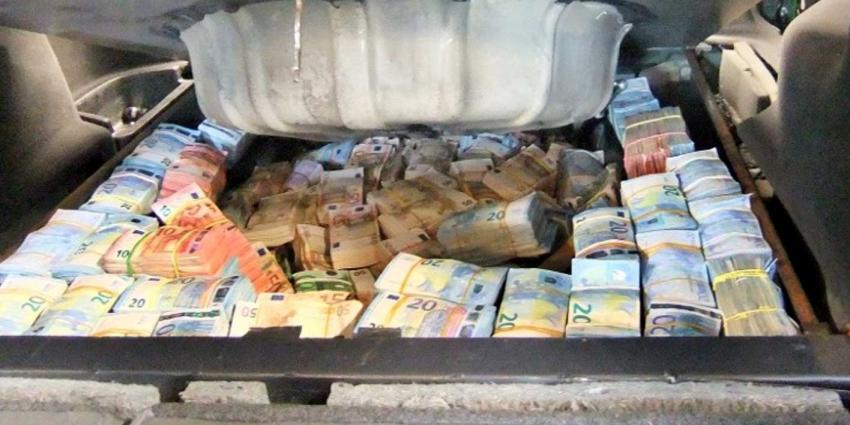 Man (30) rijdt rond met ruim drie ton aan verstopte cash in kofferbak