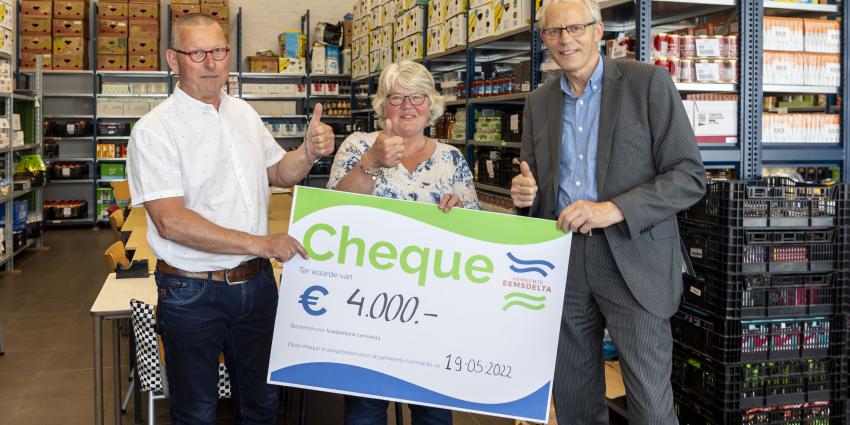 Cheque voor voedselbank Eemsdelta