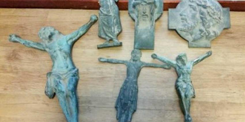 Politie op zoek naar eigenaar aangetroffen bronzen Christusbeelden