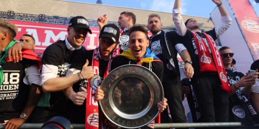 Tienduizenden Eindhovenaren op de been om huldigen landskampioen PSV