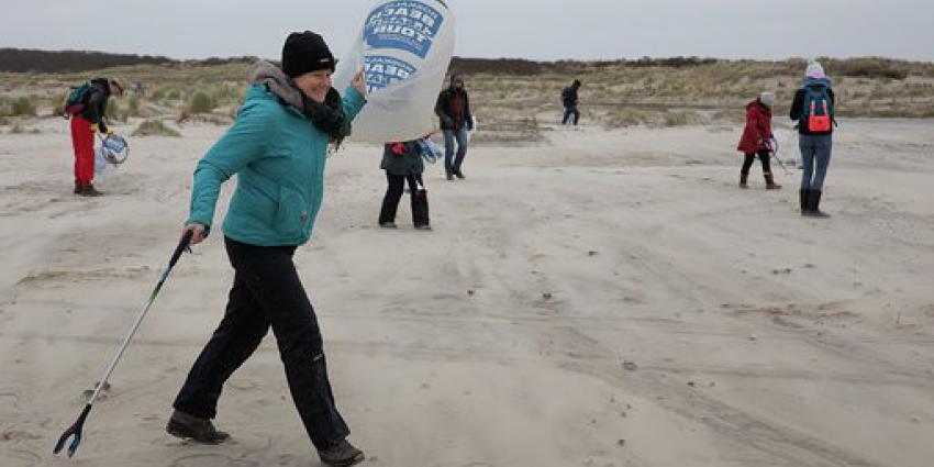 Opruimactie Containerramp Cleanup ruimt met meer dan 100 vrijwilligers strand van Terschelling op