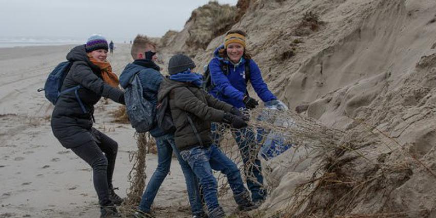 Opruimactie Containerramp Cleanup ruimt met meer dan 100 vrijwilligers strand van Terschelling op