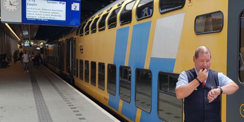 Conducteur die op horloge kijkt