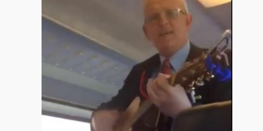 Conducteur speelt gitaar met reizigers mee