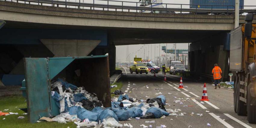 Vrachtwagen ramt viaduct en verliest vuilcontainer