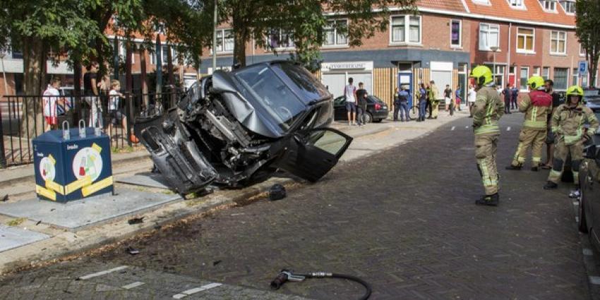 Auto knalt bovenop container na botsing met scootmobiel