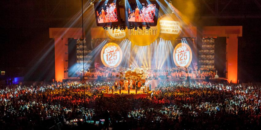 Coop viert feest met z'n klanten in oranjegekleurd GelreDome