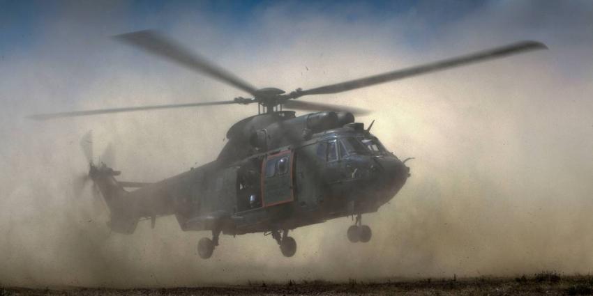 Militair valt uit helikopter tijdens oefening op vliegbasis